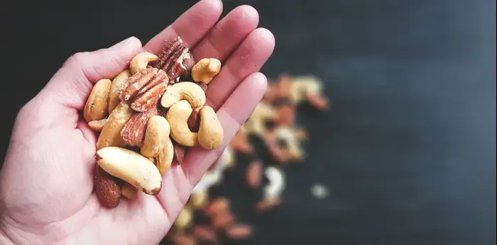 חופן אגוזים (ShutterStock) חופן אגוזים (ShutterStock)
