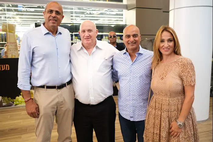 שירה מור, חנן מור, איציק אברכהן ואבי מאור (יח"צ , מור שקיפי) שירה מור, חנן מור, איציק אברכהן ואבי מאור (יח"צ , מור שקיפי)