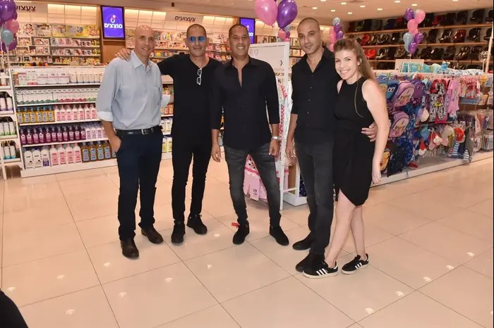 גאיה רז, דקל יפרח, אסף כהן, גילי כהן, ניר גודארד (יח"צ , צ'ינו) גאיה רז, דקל יפרח, אסף כהן, גילי כהן, ניר גודארד (יח"צ , צ'ינו)
