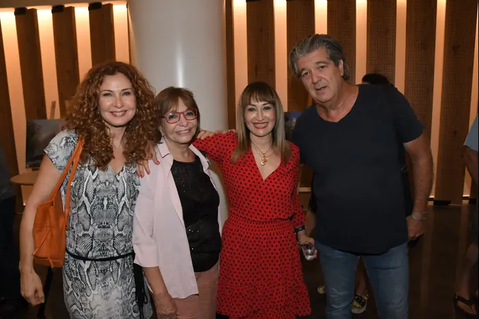 אבי קושניר, ציפי פינס, רבקה מיכאלי ולימור גולדשטיין (אביב חופי) אבי קושניר, ציפי פינס, רבקה מיכאלי ולימור גולדשטיין (אביב חופי)