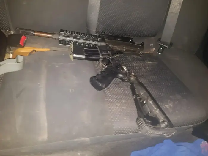 ה-M-16 שנמצא באחורי מושב הרכב של חייל צה"ל מגדוד הסיור הבדואי (דוברות משטרת ישראל) ה-M-16 שנמצא באחורי מושב הרכב של חייל צה"ל מגדוד הסיור הבדואי (דוברות משטרת ישראל)