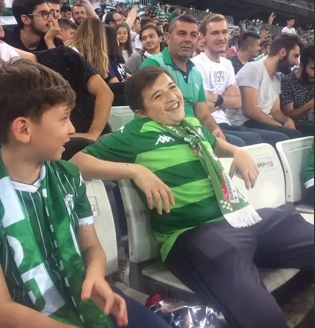 הילד המעשן מיציעי טורקיה (צילום מסך) הילד המעשן מיציעי טורקיה (צילום מסך)