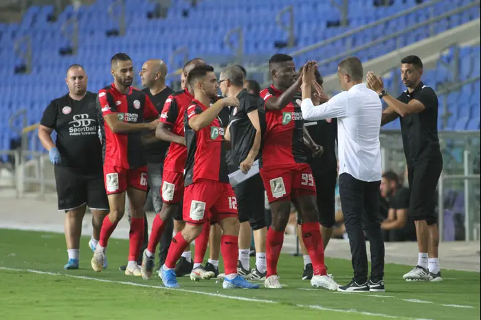 שחקני הפועל חדרה חוגגים עם אורי גוטמן (שלומי גבאי) שחקני הפועל חדרה חוגגים עם אורי גוטמן (שלומי גבאי)