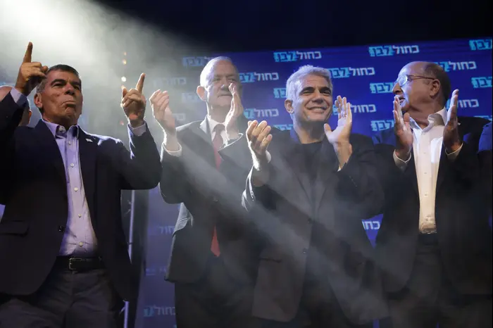 ראשי כחול לבן בני גנץ יאיר לפיד גבי אשכנזי משה יעלון אחרי פרסום מדגמי הבחירות ב-18 בספטמבר 2019 (AP) ראשי כחול לבן בני גנץ יאיר לפיד גבי אשכנזי משה יעלון אחרי פרסום מדגמי הבחירות ב-18 בספטמבר 2019 (AP)