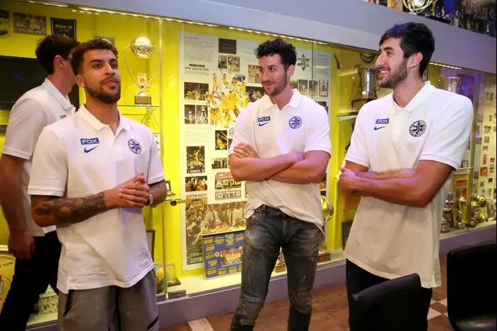 יובל זוסמן, אנג'לו קלויארו, סקוטי ווילבקין שחקני מכבי תל אביב (קובי אליהו) יובל זוסמן, אנג'לו קלויארו, סקוטי ווילבקין שחקני מכבי תל אביב (קובי אליהו)