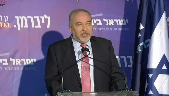 אביגדור ליברמן בישיבת סיעת ישראל ביתנו במלון יד השמונה, 22 בספטמבר 2019 (צילום מסך) אביגדור ליברמן בישיבת סיעת ישראל ביתנו במלון יד השמונה, 22 בספטמבר 2019 (צילום מסך)