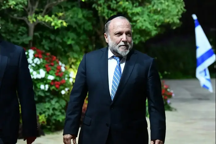 יצחק כהן מש"ס מגיע לפגישת הסיעה עם נשיא המדינה, 22 בספטמבר 2019 (ראובן קסטרו) יצחק כהן מש"ס מגיע לפגישת הסיעה עם נשיא המדינה, 22 בספטמבר 2019 (ראובן קסטרו)