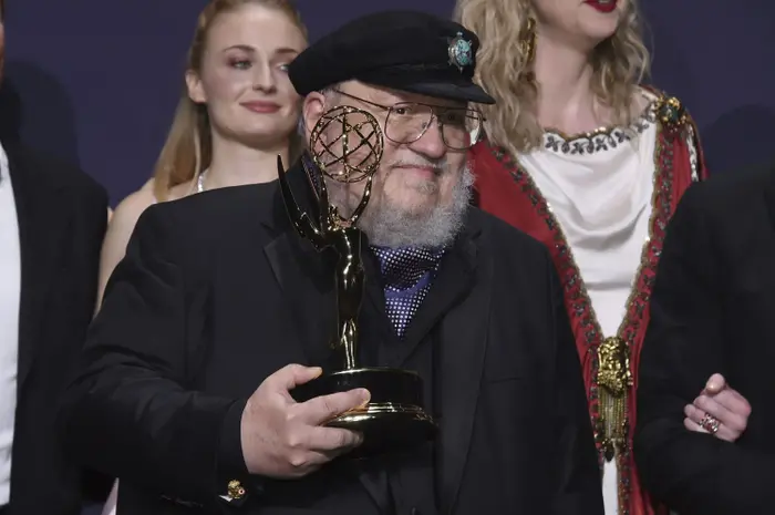 קאסט "משחקי הכס" זוכה בפרס האמי 2019, ג'ורג' מרטין (AP , Jordan Strauss/Invision/AP) קאסט "משחקי הכס" זוכה בפרס האמי 2019, ג'ורג' מרטין (AP , Jordan Strauss/Invision/AP)