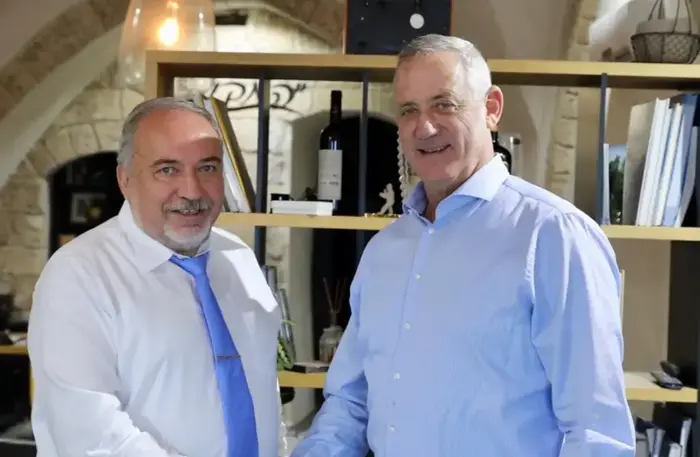 בני גנץ ואביגדור ליברמן בעת סיום פגישתם 23 בספטמבר 2019 (אתר רשמי , אלעד מלכה) בני גנץ ואביגדור ליברמן בעת סיום פגישתם 23 בספטמבר 2019 (אתר רשמי , אלעד מלכה)