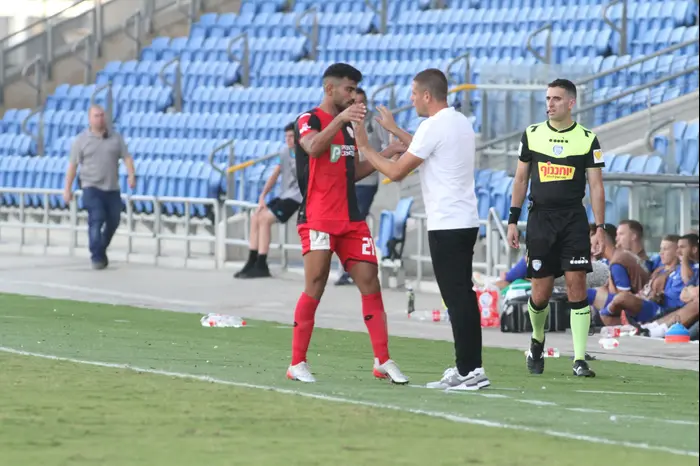 רועי זיקרי שחן הפועל חדרה חוגג עם אורי גוטמן מאמן הפועל חדרה (שלומי גבאי) רועי זיקרי שחן הפועל חדרה חוגג עם אורי גוטמן מאמן הפועל חדרה (שלומי גבאי)