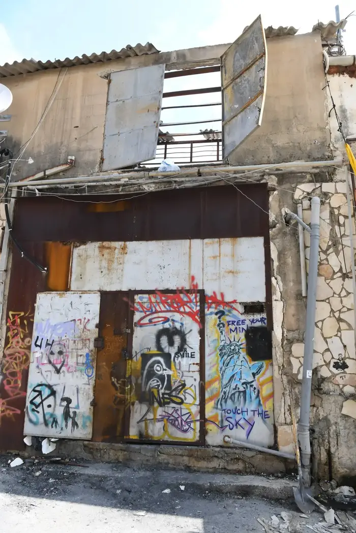 אייזיק קולמן, ביתו בפלורנטין נשרף לאחר שמפעל בדים בתל אביב הוצת - כנקמה על תקיפת אוהד בית"ר, 29 בספטמבר 2019 (ראובן קסטרו) אייזיק קולמן, ביתו בפלורנטין נשרף לאחר שמפעל בדים בתל אביב הוצת - כנקמה על תקיפת אוהד בית"ר, 29 בספטמבר 2019 (ראובן קסטרו)