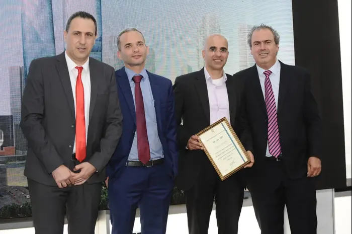 יורם דבש, דני טל , אופיר גור , ערן זיני (יח"צ , 4 צלמים) יורם דבש, דני טל , אופיר גור , ערן זיני (יח"צ , 4 צלמים)