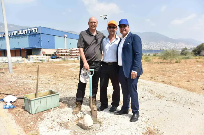צורי דבוש. ריצי ריכטמן והנרי צימרמן (יח"צ , מקור וילדר) צורי דבוש. ריצי ריכטמן והנרי צימרמן (יח"צ , מקור וילדר)