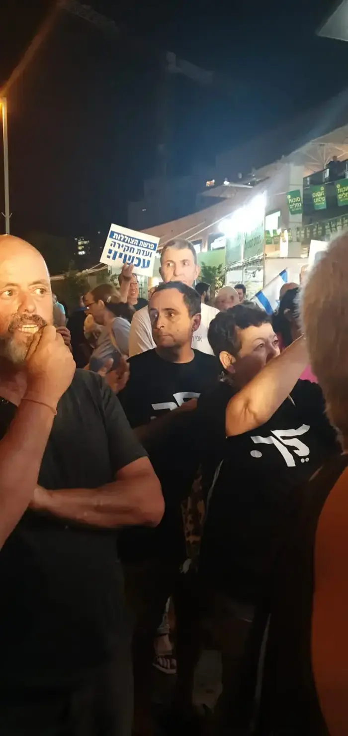הפגנת תמיכה בראש הממשלה בנימין נתניהו מול ביתו של היועץ המשפטי לממשלה אביחי מנדלבליט בפתח תקווה ב-5 באוקטובר 2019 (אתר רשמי , לירן לוי) הפגנת תמיכה בראש הממשלה בנימין נתניהו מול ביתו של היועץ המשפטי לממשלה אביחי מנדלבליט בפתח תקווה ב-5 באוקטובר 2019 (אתר רשמי , לירן לוי)