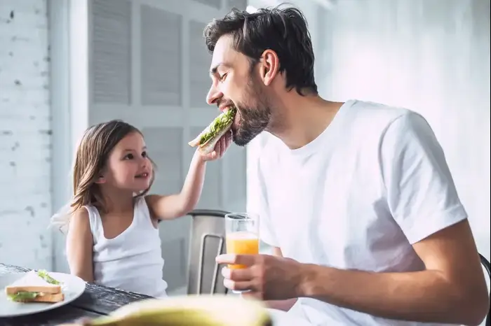 אבא וילדה אוכלים ארוחת בוקר (ShutterStock) אבא וילדה אוכלים ארוחת בוקר (ShutterStock)