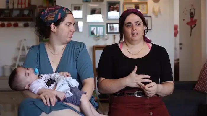 יעל והדר רכלין בקר, מתוך קמפיין ארגון 'בת קול'. (צילום מסך) יעל והדר רכלין בקר, מתוך קמפיין ארגון 'בת קול'. (צילום מסך)