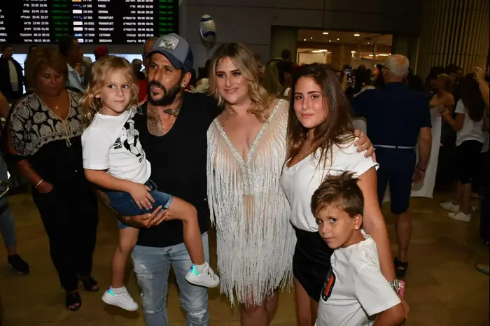 אסי בוזגלו חוזר מצילומי הישרדות (מערכת וואלה! NEWS , שלומי צ'יקונה) אסי בוזגלו חוזר מצילומי הישרדות (מערכת וואלה! NEWS , שלומי צ'יקונה)
