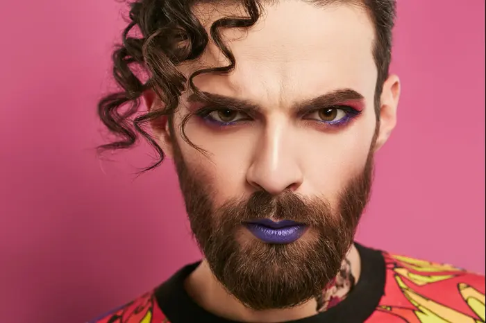 גבר עם שפתון סגול (ShutterStock , shutterstock) גבר עם שפתון סגול (ShutterStock , shutterstock)