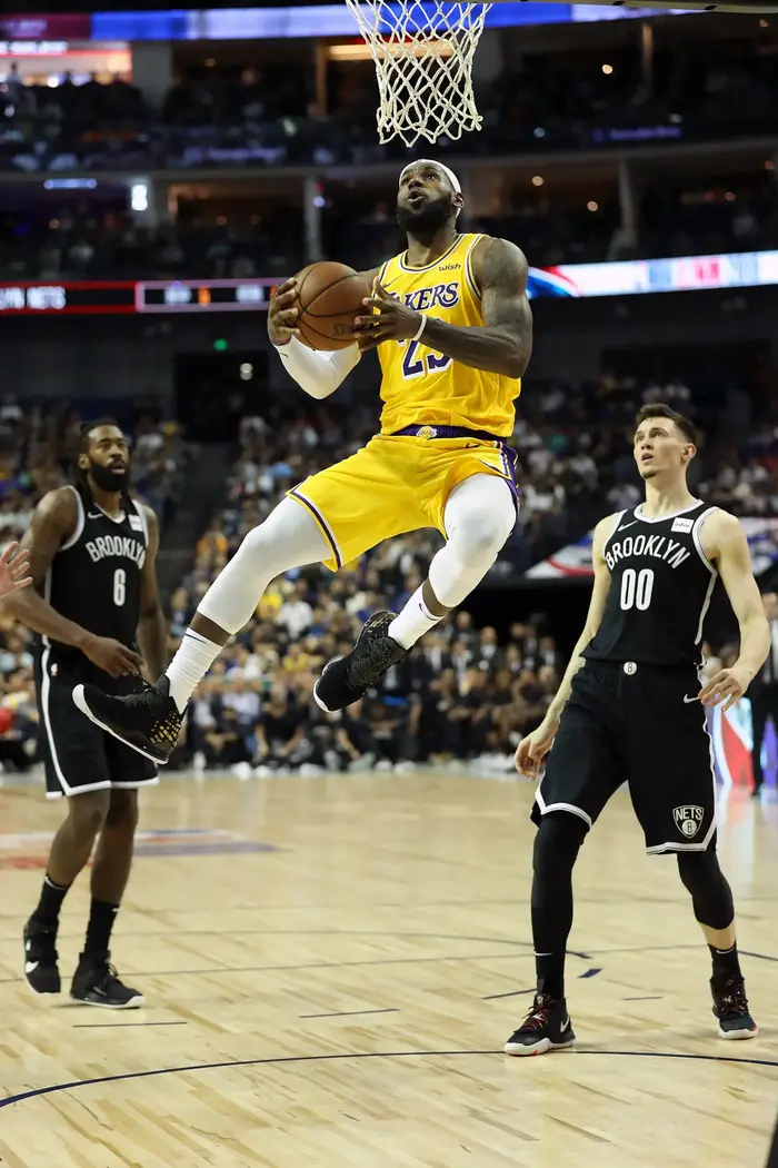 לברון ג'יימס שחקן לוס אנג'לס לייקרס (GettyImages) לברון ג'יימס שחקן לוס אנג'לס לייקרס (GettyImages)