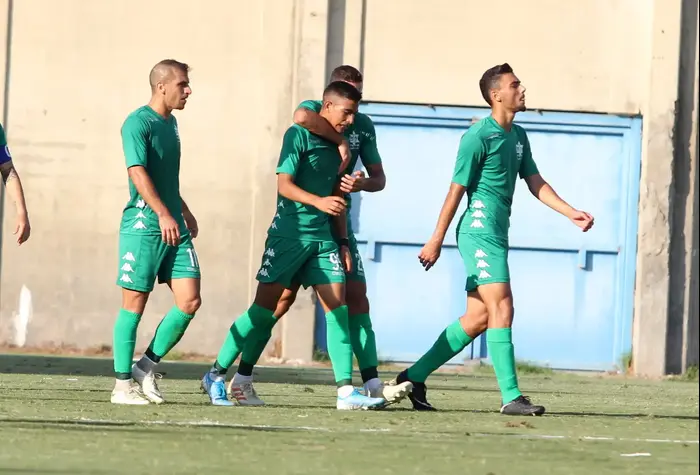 שחקני מכבי אחי נצרת חוגגים עם נואף בזיע (אדריאן הרבשטיין) שחקני מכבי אחי נצרת חוגגים עם נואף בזיע (אדריאן הרבשטיין)