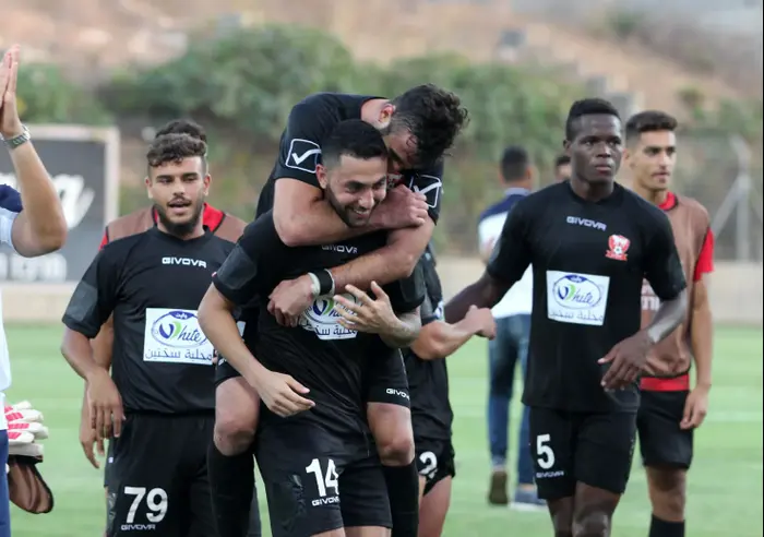 שחקני בני סכנין חוגגים עם אלי אלבז (אדריאן הרבשטיין) שחקני בני סכנין חוגגים עם אלי אלבז (אדריאן הרבשטיין)