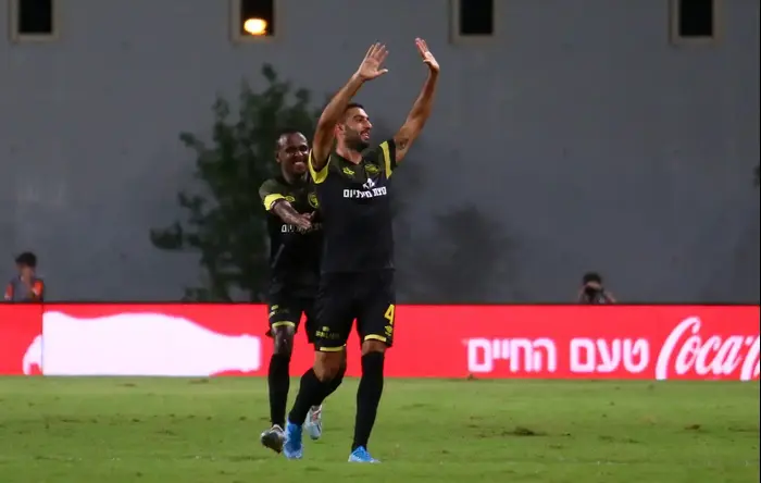אור זהבי שחקן בית"ר ירושלים חוגג, מאחוריו גדי קינדה (יוסי ציפקיס) אור זהבי שחקן בית"ר ירושלים חוגג, מאחוריו גדי קינדה (יוסי ציפקיס)