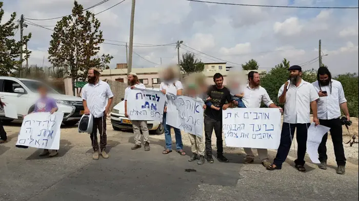 תושבי יצהר בהפגנת תמיכה לחיילי צה"ל לאחר התקיפה בה נפצע חייל באורח קל מזריקת אבנים סמוך להתנחלות. 20 באוקטובר 2019. (אתר רשמי) תושבי יצהר בהפגנת תמיכה לחיילי צה"ל לאחר התקיפה בה נפצע חייל באורח קל מזריקת אבנים סמוך להתנחלות. 20 באוקטובר 2019. (אתר רשמי)