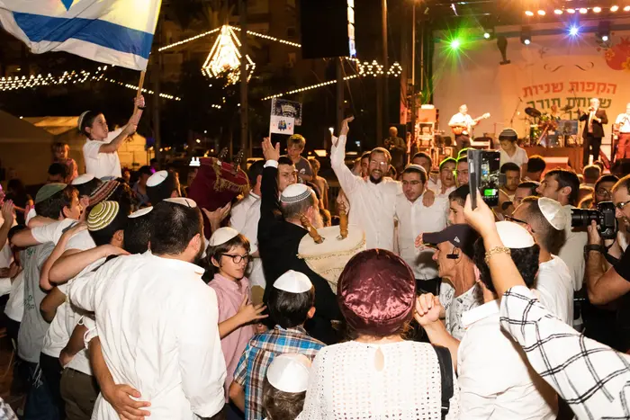 הקפות שניות בשמחת תורה, כיכר רבין ת"א, 21 באוקטובר 2019 (ניב אהרונסון) הקפות שניות בשמחת תורה, כיכר רבין ת"א, 21 באוקטובר 2019 (ניב אהרונסון)