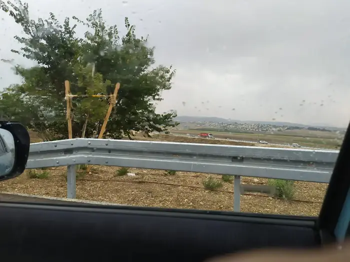 גשם בדרך מיקנעם לטבעון (ללא שם , צילום: אפרת יורה) גשם בדרך מיקנעם לטבעון (ללא שם , צילום: אפרת יורה)