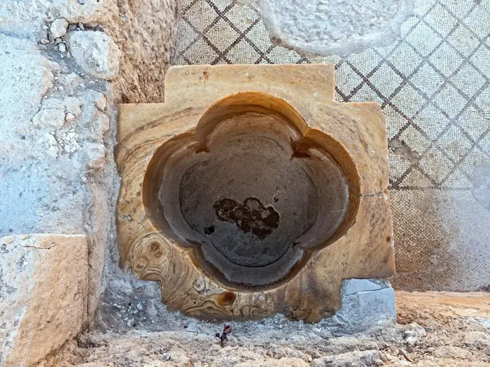 אגן טבילה בצורת לב בכנסייה ביזנטית שנחשפה ברמת בית שמש (רשות העתיקות , אסף פרץ, רשות העתיקות) אגן טבילה בצורת לב בכנסייה ביזנטית שנחשפה ברמת בית שמש (רשות העתיקות , אסף פרץ, רשות העתיקות)