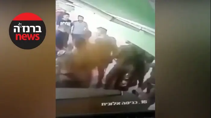 תיעוד קטטה בין חיילים לבין צעירים בדואים בתחנת דלק בדרום (צילום מסך) תיעוד קטטה בין חיילים לבין צעירים בדואים בתחנת דלק בדרום (צילום מסך)