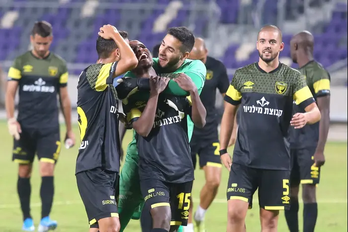 גדי קינדה שחקן בית"ר ירושלים עם איתמר ניצן (קובי אליהו) גדי קינדה שחקן בית"ר ירושלים עם איתמר ניצן (קובי אליהו)