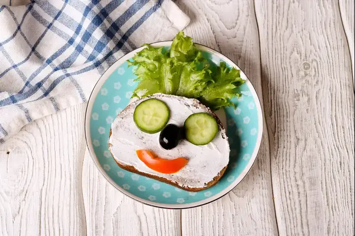 פרוסת גבינה עם פרצוף מירקות (ShutterStock) פרוסת גבינה עם פרצוף מירקות (ShutterStock)