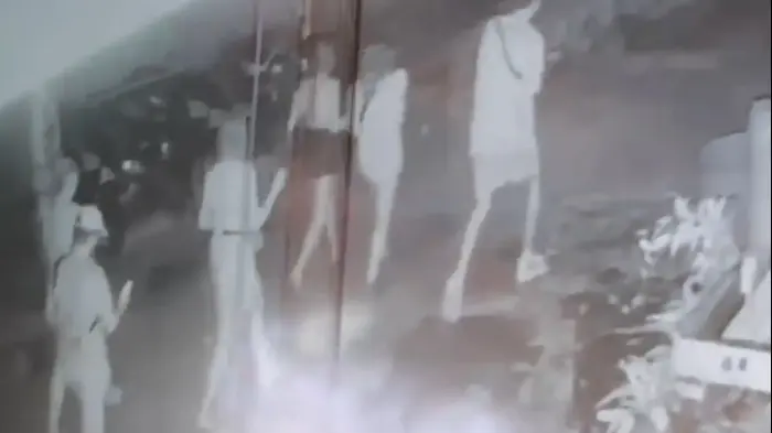 כוחות הביטחון בקמבודיה מחפשים אחר אמיליה באמברידג' בת
ה-21, צעירה בריטית שנראתה לאחרונה במסיבת חוף באי קו רונג (רויטרס) כוחות הביטחון בקמבודיה מחפשים אחר אמיליה באמברידג' בת
ה-21, צעירה בריטית שנראתה לאחרונה במסיבת חוף באי קו רונג (רויטרס)