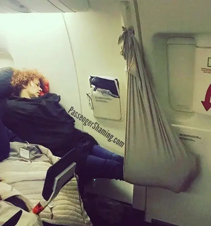 נוסעת עם ערסל בטיסה (צילום מסך , צילום מסך PassengerShaming) נוסעת עם ערסל בטיסה (צילום מסך , צילום מסך PassengerShaming)