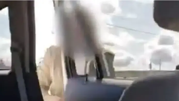 אשה נתפסה בוגדת במגרש חניה (צילום מסך) אשה נתפסה בוגדת במגרש חניה (צילום מסך)