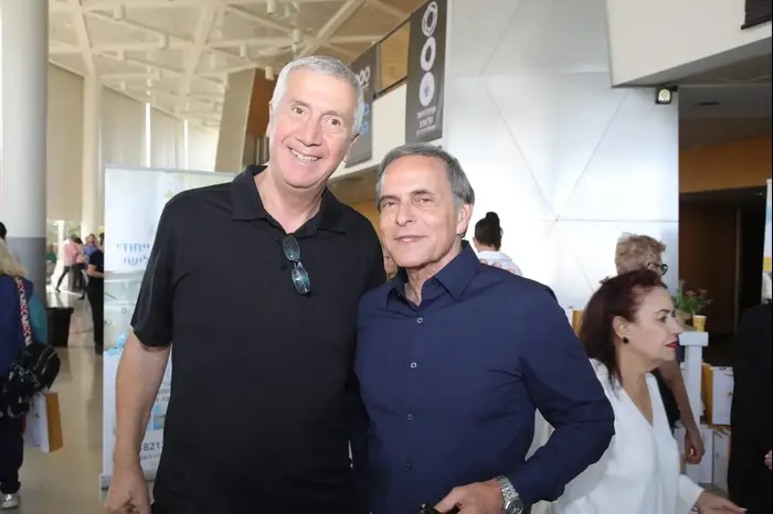אמנון דיק צביקה גיור (יח"צ , איציק בירן) אמנון דיק צביקה גיור (יח"צ , איציק בירן)