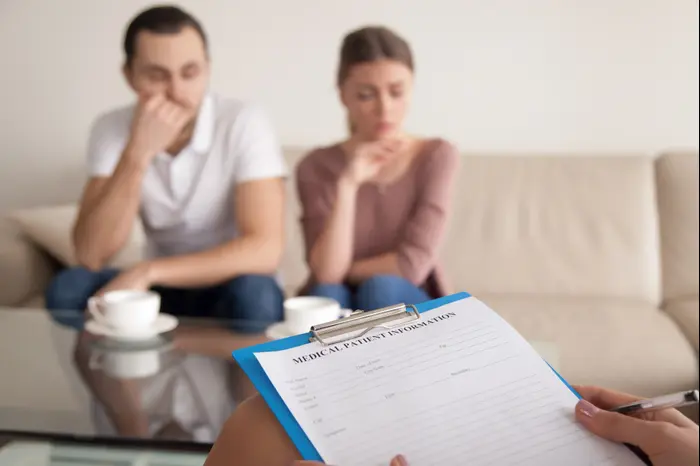 בני זוג בהליך גירושים עם מגשר (ShutterStock) בני זוג בהליך גירושים עם מגשר (ShutterStock)