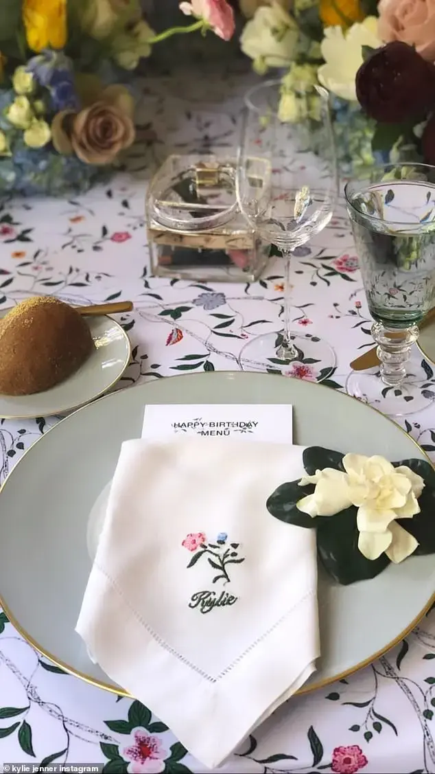 יום הולדת לקריס ג'נר 2019 (צילום מסך , אינסטגרם) יום הולדת לקריס ג'נר 2019 (צילום מסך , אינסטגרם)