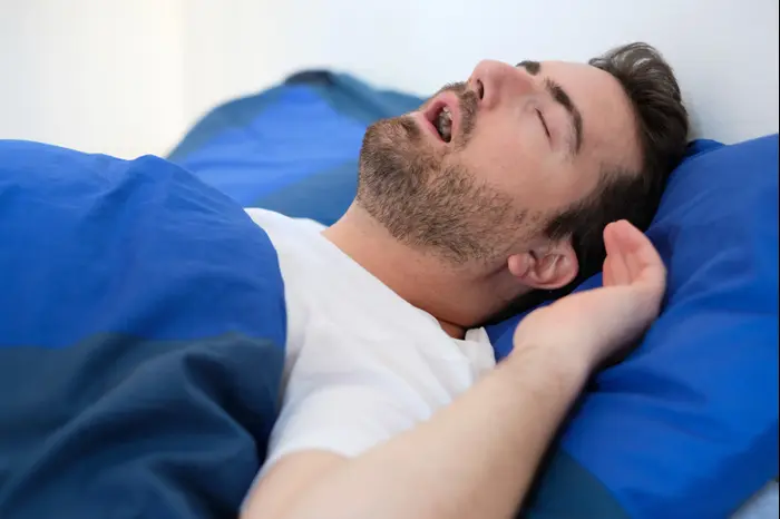 אדם ישן עם פה פעור (ShutterStock) אדם ישן עם פה פעור (ShutterStock)