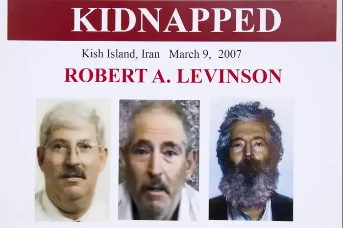רוברט לוינסון, סוכן ה-FBI לשעבר (מימין) בפוסטר עם תמונותו משנת 2012 לפני שנחטף על - ידי האיראנים (AP) רוברט לוינסון, סוכן ה-FBI לשעבר (מימין) בפוסטר עם תמונותו משנת 2012 לפני שנחטף על - ידי האיראנים (AP)