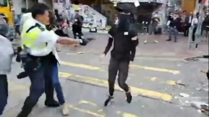 המחאה בהונג קונג: ירי באש חיה על מפגינים אל מול המצלמות (רויטרס) המחאה בהונג קונג: ירי באש חיה על מפגינים אל מול המצלמות (רויטרס)