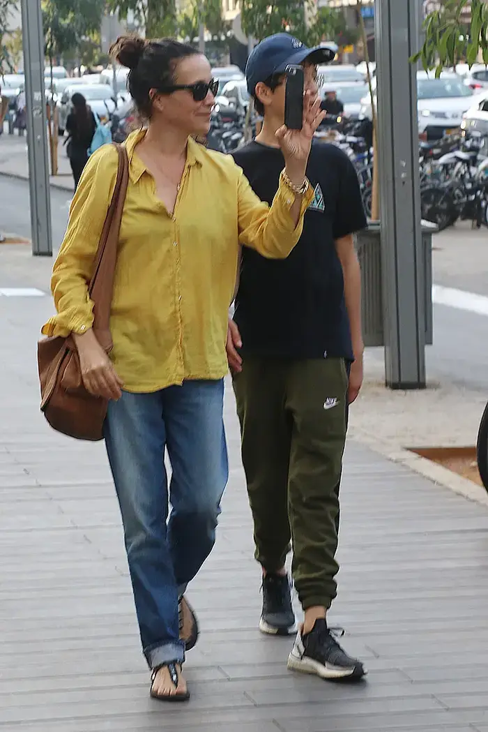 יעל אבקסיס ובנה (מערכת וואלה! NEWS , פול סגל) יעל אבקסיס ובנה (מערכת וואלה! NEWS , פול סגל)