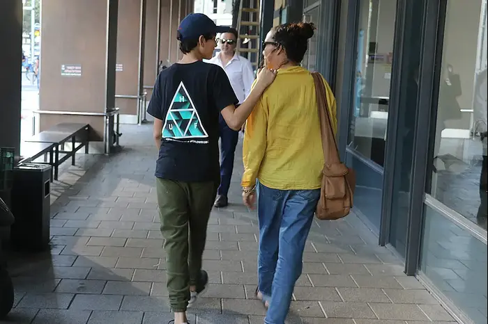 יעל אבקסיס ובנה (מערכת וואלה! NEWS , פול סגל) יעל אבקסיס ובנה (מערכת וואלה! NEWS , פול סגל)