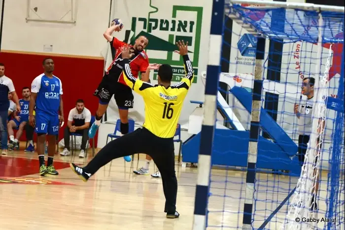 עוז חממי שחקן הפועל ראשון לציון בכדוריד (אתר רשמי) עוז חממי שחקן הפועל ראשון לציון בכדוריד (אתר רשמי)