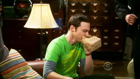 שלדון מהמפץ הגדול נושם לתוך שקית ניר (Giphy) שלדון מהמפץ הגדול נושם לתוך שקית ניר (Giphy)
