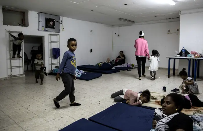 משפחה מאשקלון באחד מהמקלטים בעיר ברקע אזעקת צבע אדום 13 בספטמבר 2019 (AP) משפחה מאשקלון באחד מהמקלטים בעיר ברקע אזעקת צבע אדום 13 בספטמבר 2019 (AP)