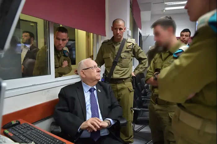 נשיא המדינה, ראובן ריבלין במהלך ביקורו באוגדת עזה ובנתיבות 17 בנובמבר 2019 (אתר רשמי , קובי גדעון לע"מ) נשיא המדינה, ראובן ריבלין במהלך ביקורו באוגדת עזה ובנתיבות 17 בנובמבר 2019 (אתר רשמי , קובי גדעון לע"מ)