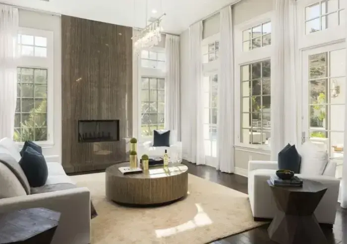 קייטי הולמס בית קליפורניה (אתר רשמי , realtor.com) קייטי הולמס בית קליפורניה (אתר רשמי , realtor.com)