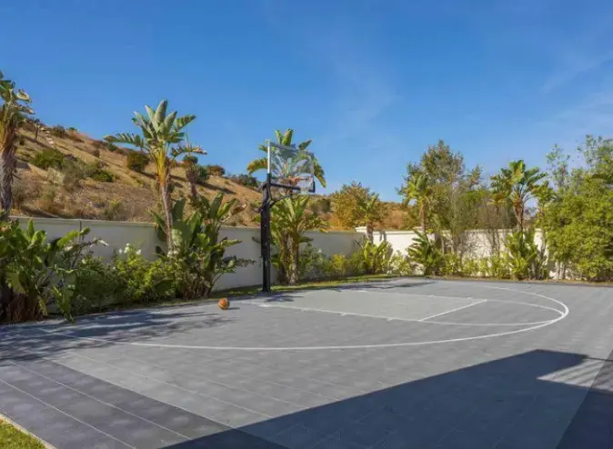 קייטי הולמס בית קליפורניה (אתר רשמי , realtor.com) קייטי הולמס בית קליפורניה (אתר רשמי , realtor.com)